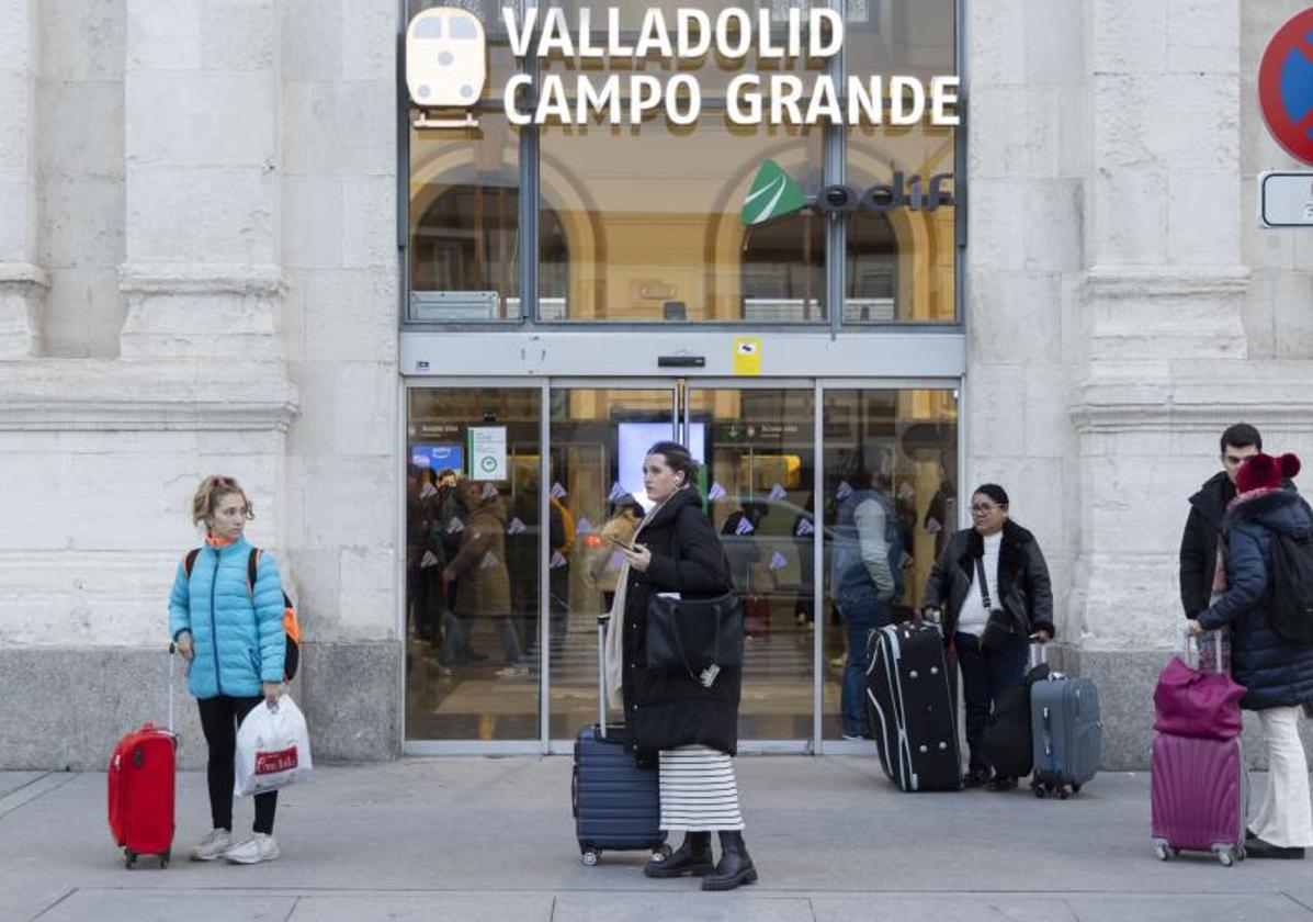 Viajeros en la estación de ferrocarril de Valladolid el primer día del puente de la Constitución y la Inmaculada.