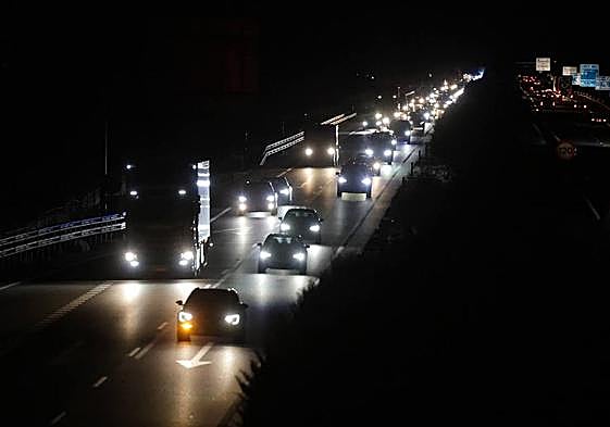 Tráfico denso, a primera hora de la noche de este domingo, en la A-62 a su paso por Valladolid.