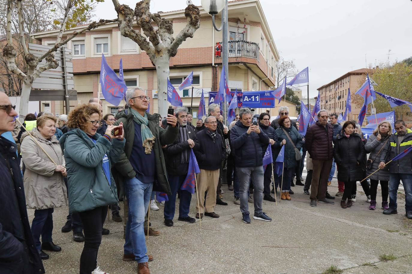 En imágenes, la concentración de la plataforma ciudadana A11 en Peñafiel