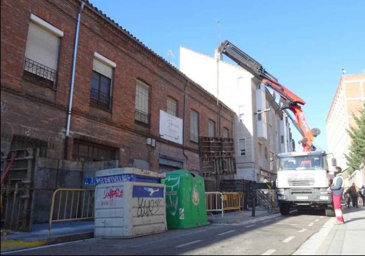 La calle José María Lacort permanecerá cortada durante toda la mañana con motivo de una máquina con una autogrúa.