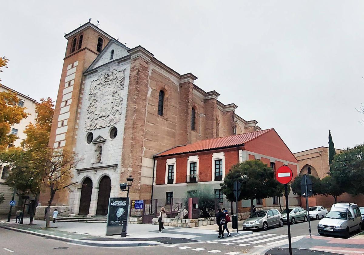 Imagen principal - Arriba, la iglesia de la Magdalena y la casa parroquial, en la actualidad. Debajo, a la izquierda, el escudo del obispo Pedro de la Gasca, obra de Esteban Jordán. A la derecha, dibujo de la iglesia en el siglo XIX (F. J. Parcerisa Boada).