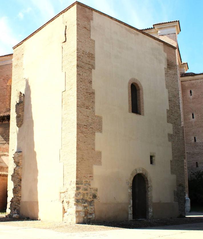 Imagen secundaria 2 - Arriba, interior de la puerta, con el adarve superior. Debajo, a la izquierda, yeserías del palacio de María de Molina, conservadas en el museo del convento de las Huelgas Reales. A la derecha, la puerta de la Magdalena, con el frente que daba al palacio de la reina María de Molina, y detrás la iglesia.