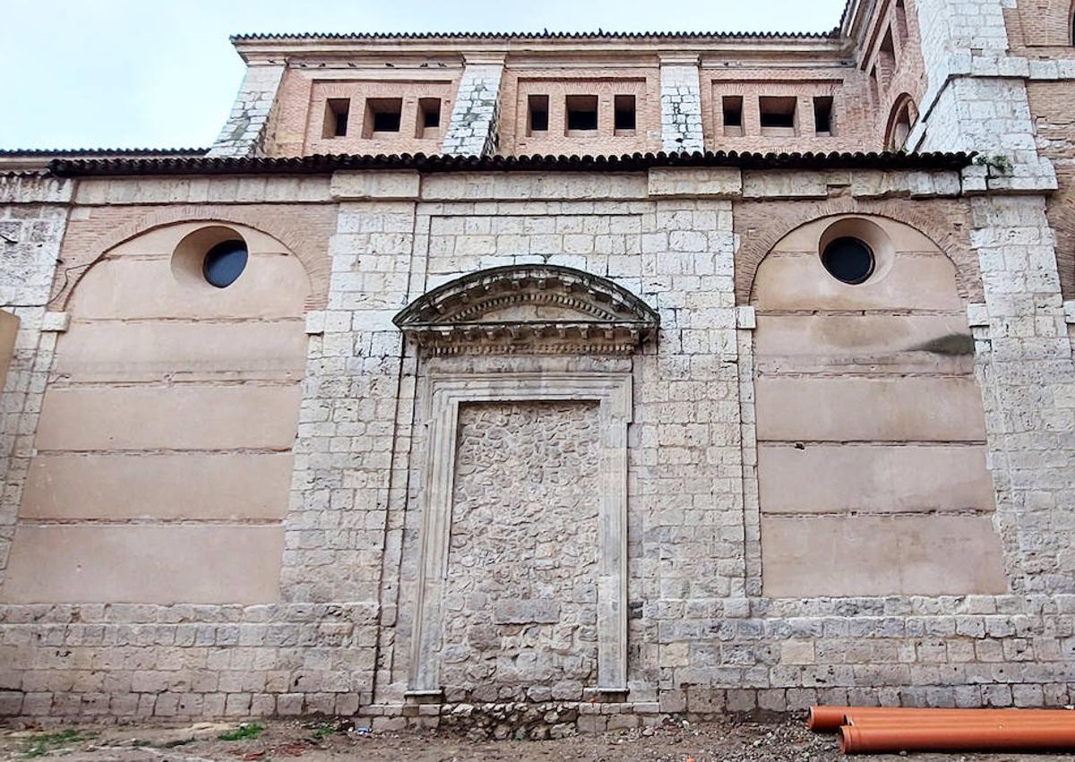 Imagen secundaria 1 - Arriba, iglesia del convento, con la entrada principal del lado del Evangelio. Debajo, a la izquierda, fachada oriental de la iglesia, con la puerta cegada, que se puede observar desde la nueva plaza Francisco de Praves. A la derecha, capilla del Nacimiento, obra de Gregorio Fernández (1614).