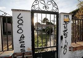 Pintadas en la puerta del chalé de Óscar S. en Traspinedo.