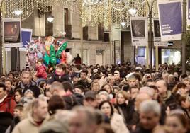 Cientos de personas abarrotaron la calle Santiago el pasado sábado para realizar compras navideñas.