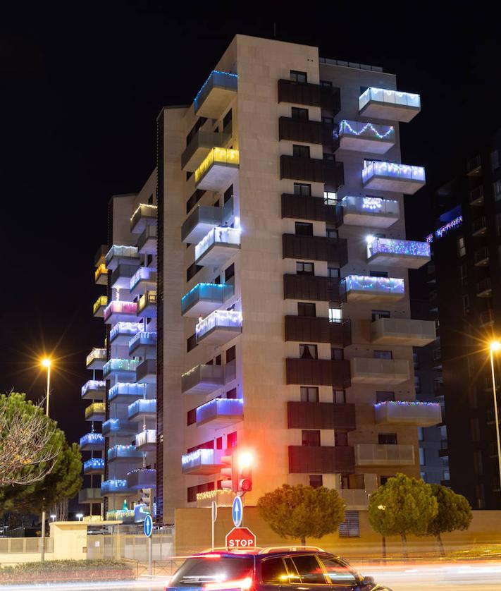 Imagen secundaria 2 - El edificio iluminado, visto desde diferentes perspectivas.