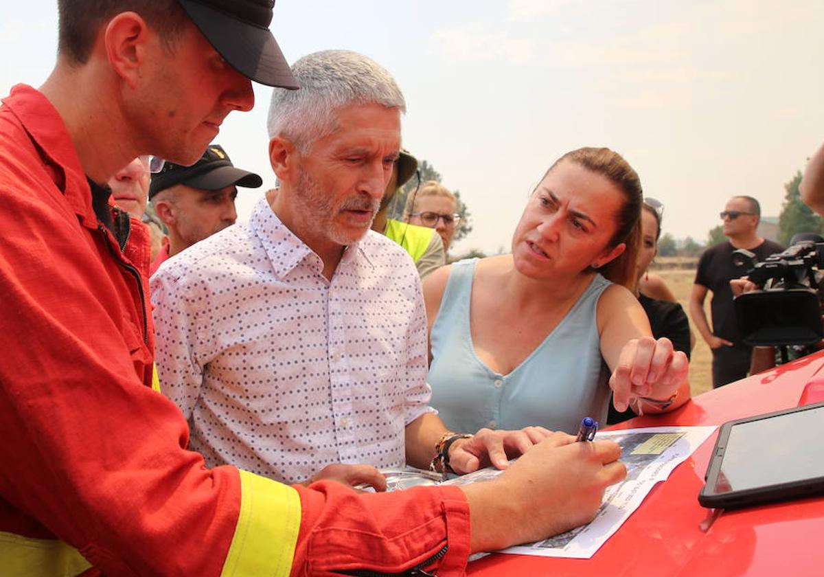 Barcones y Marlaska en una visita al puesto de mando del incendio de Losacio (Zamora), el pasado año.