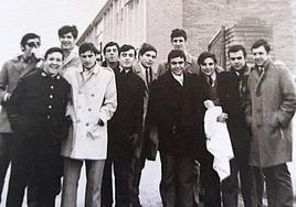 Un grupo de jóvenes trabajadores en la Central Contable de Banesto en Medina del Campo a principios de los años 70.