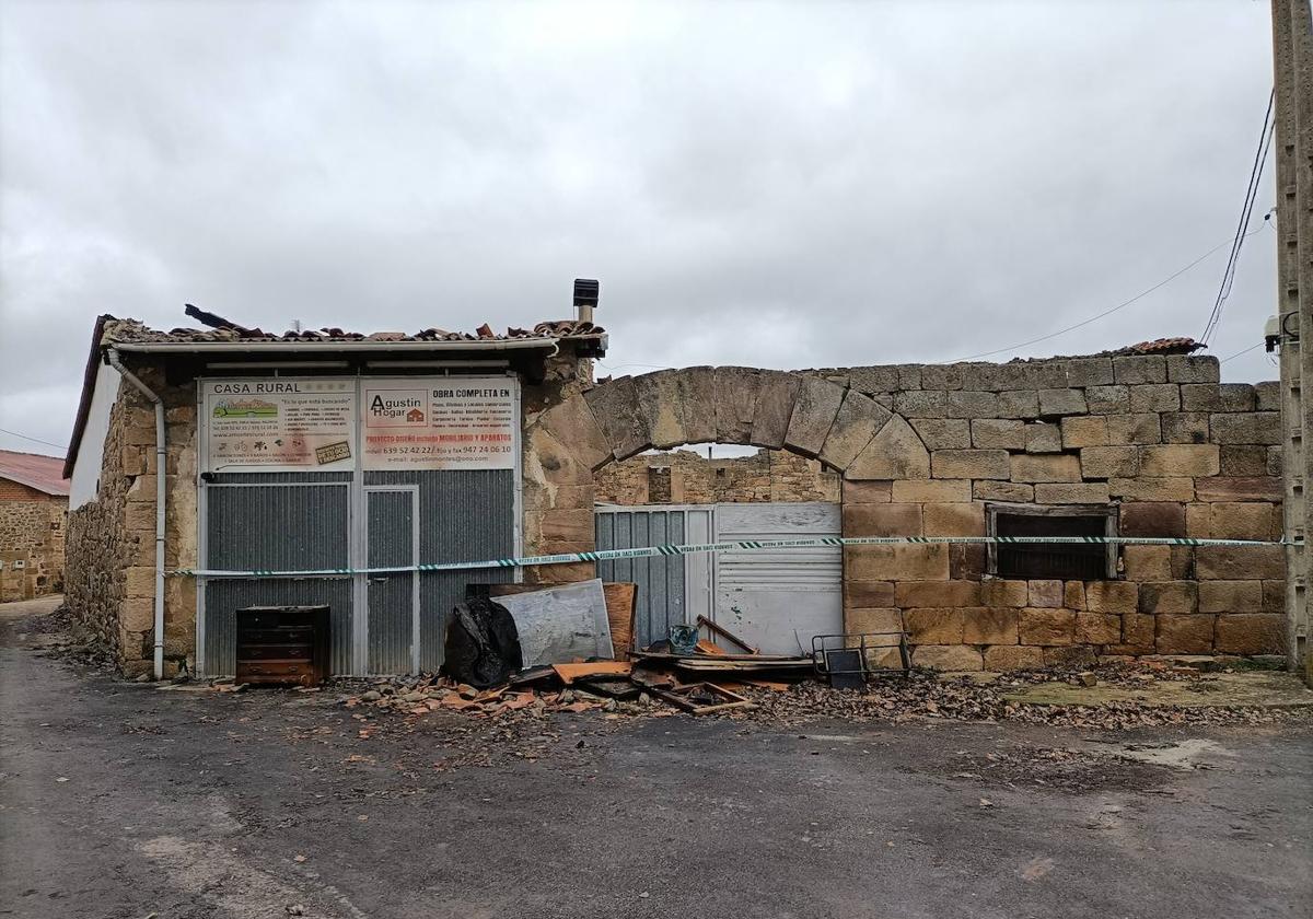 Investigan las causas del incendio que calcinó una casa rural en Nestar
