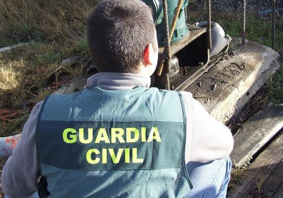 Un agente de la Guardia Civil en una anterior operación en el medio rural de la provincia de Segovia.