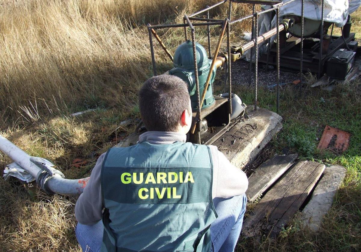 Un agente de la Guardia Civil en una anterior operación en el medio rural de la provincia de Segovia.