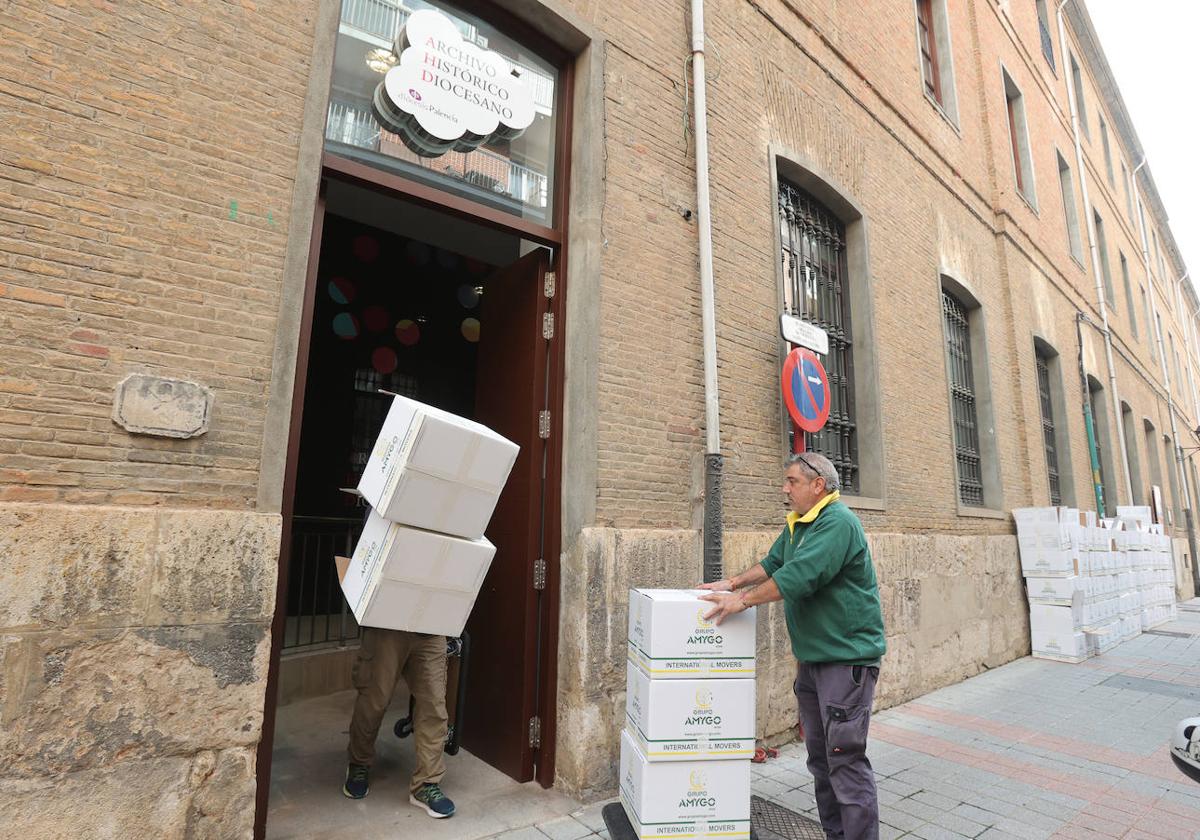 Cajas de documentos que comienzan a llegar a la nueva sede del Archivo Diocesano.