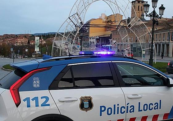 Patrulla de la Policía Local en el centro de Segovia.