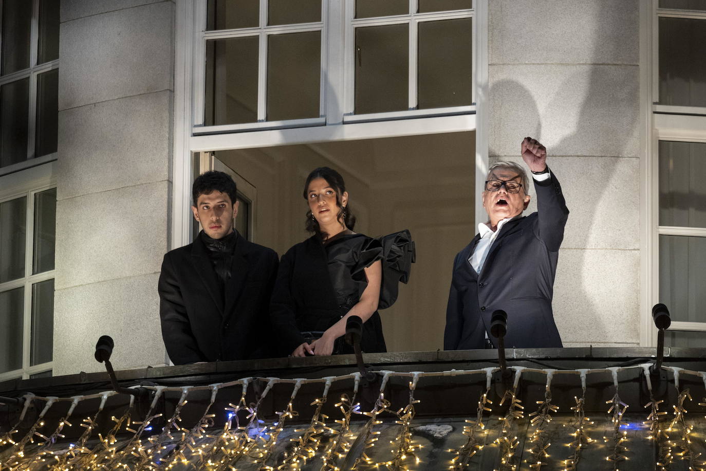 Ali Rahmani, Kiana Rahmani y Taghi Rahmani celebran en el balcón el Premio Nobel de la Paz.