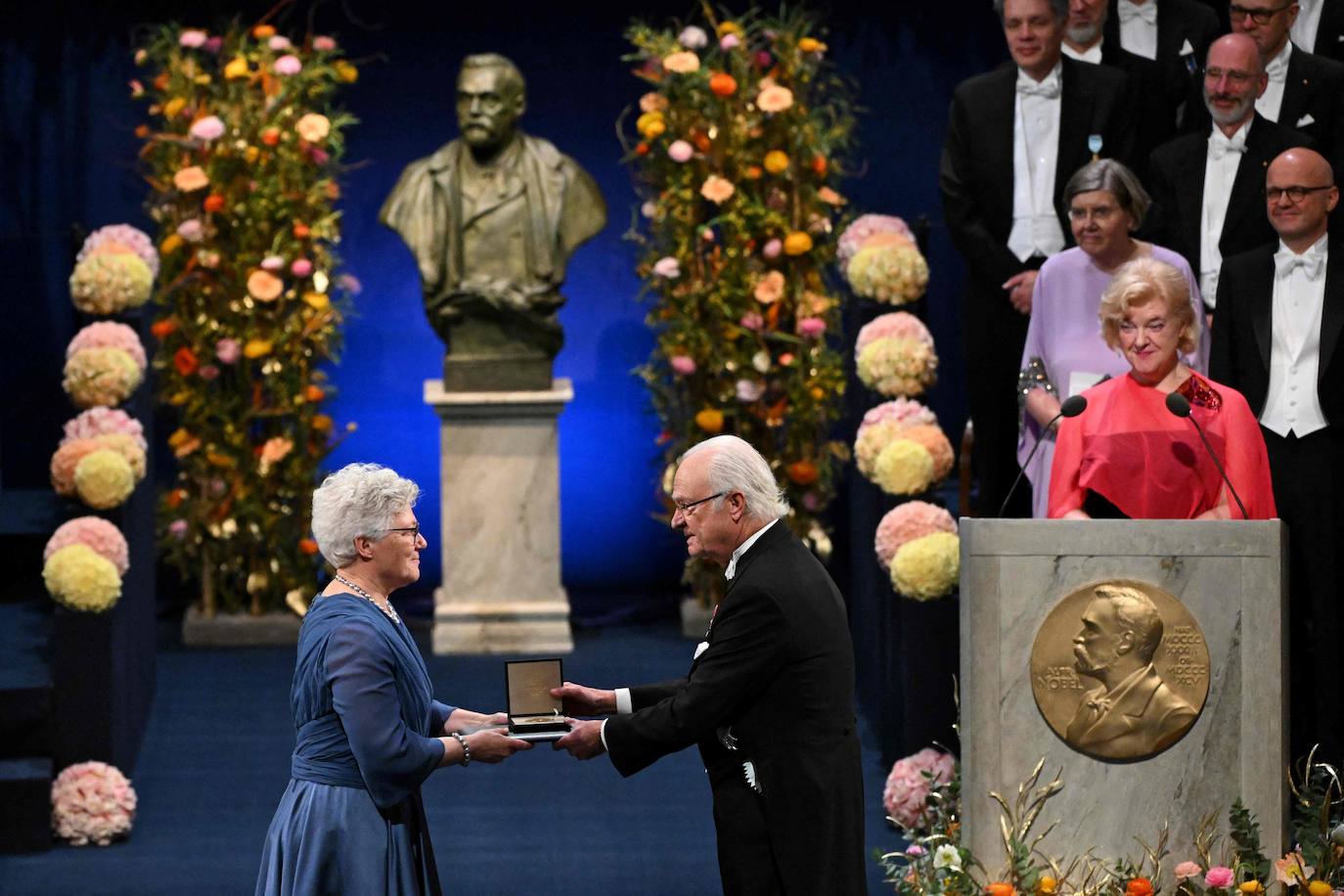 La ganadora del premio Nobel de Física, Anne L´Hullier, junto a el Rey Carl XVI Gustaf de Suecia.