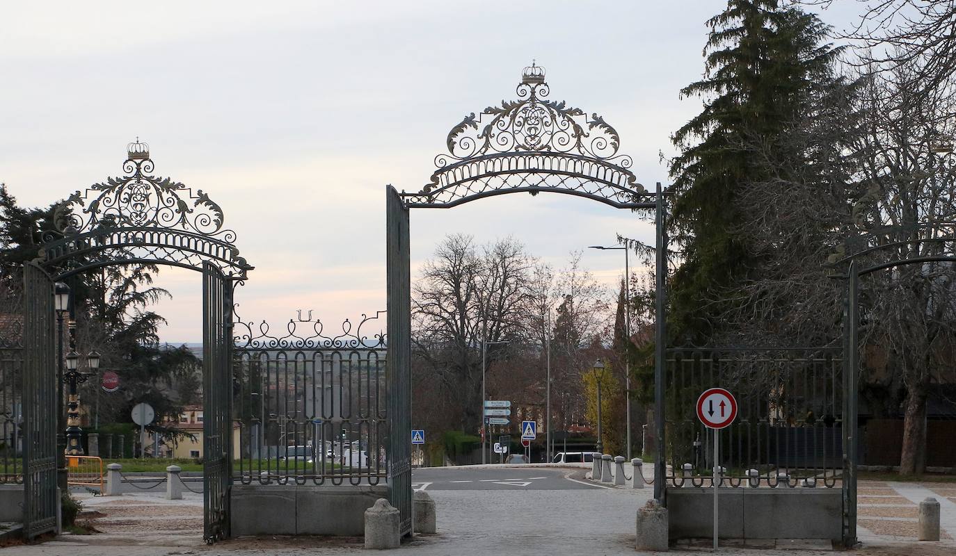 La colocación de la Puerta de Segovia en el Real Sitio, en imágenes