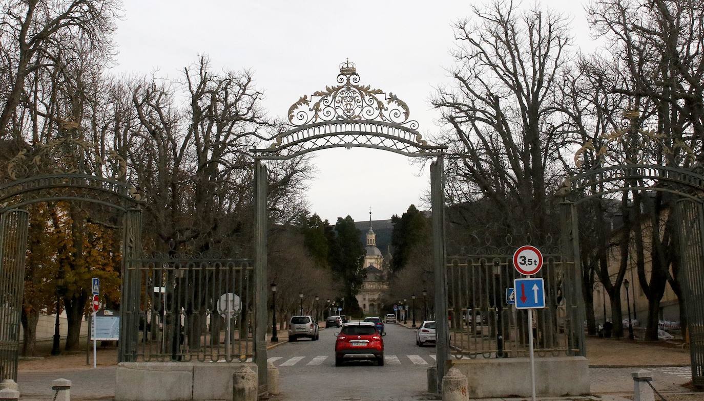 La colocación de la Puerta de Segovia en el Real Sitio, en imágenes