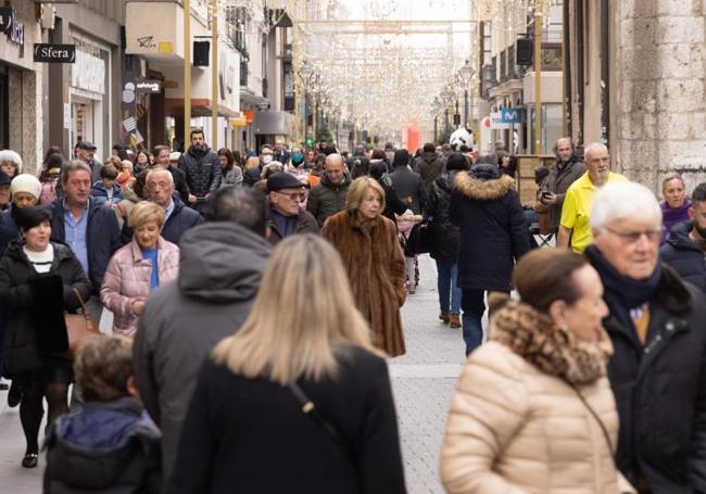 Tiendas del centro de Valladolid con centenares de personas durante la navidad