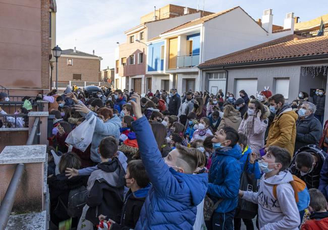Cada año, el 5 de enero, niños y grandes se disponen 'Correr las castañas'