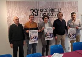 José Luis Castro, Raúl Martín, Mayte Martínez, Borja Lara y Justino Asenjo posan con carteles de la prueba.