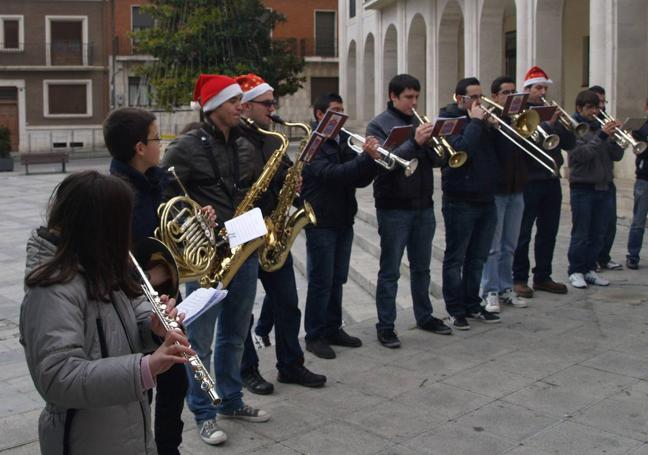 Integrantes de la Escuela Municipal de Música de Íscar corriendo el bollo