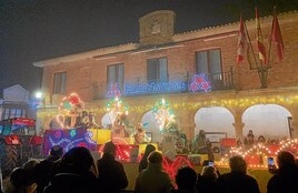 Cabalgata de Reyes de Mayorga a su paso por el Ayuntamiento.