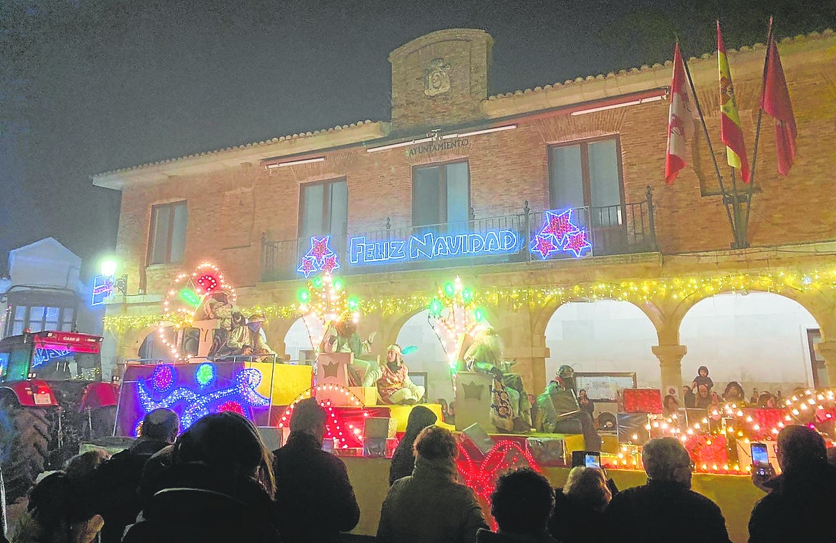 Cabalgata de Reyes de Mayorga a su paso por el Ayuntamiento.