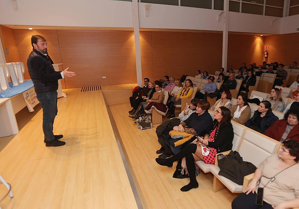 Luis Turrión, el nuevo presidente de la plataforma, se dirige a los voluntarios.