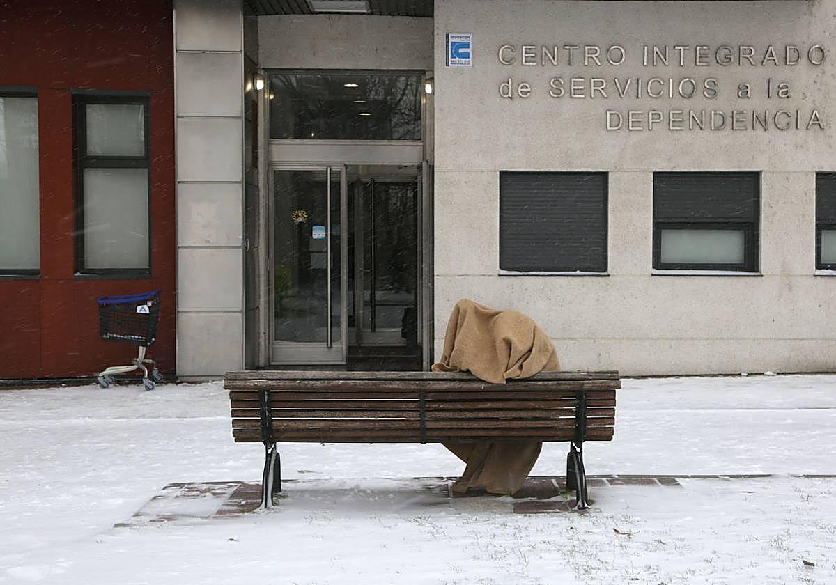 Una persona sin hogar se protege del frío con una manta en Valladolid.
