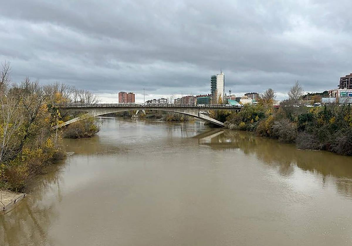 El Pisuerga, a su paso por el puente de Juan de Austria.