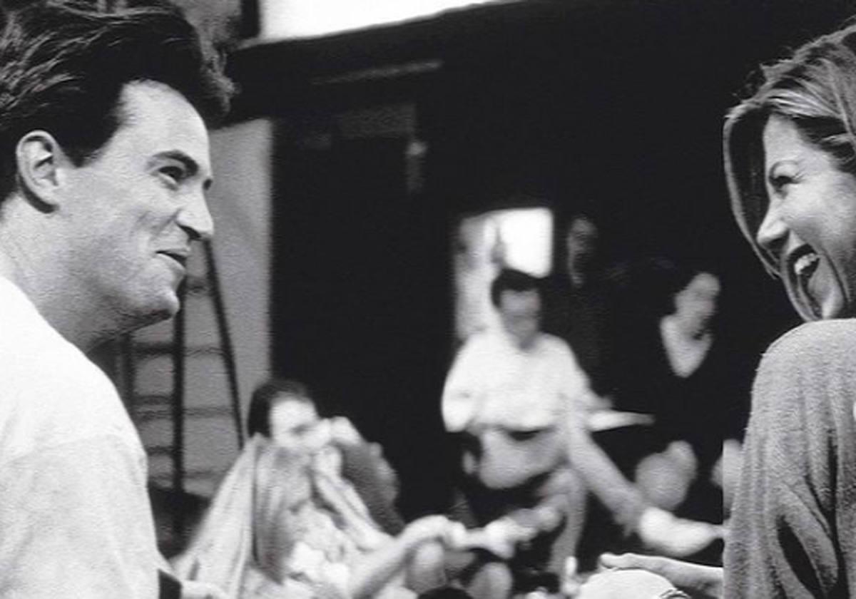 Jennifer Aniston con Matthew Perry, durante la grabación de un episodio de 'Friends'.