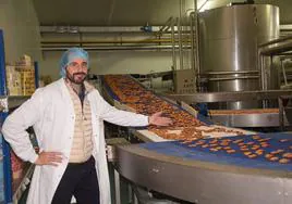 El director general de Virgen del Brezo, José María Cano, en la fábrica de Santibáñez de la Peña.