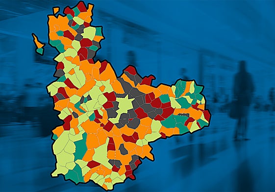 Un grupo de personas camina por la plaza de España.