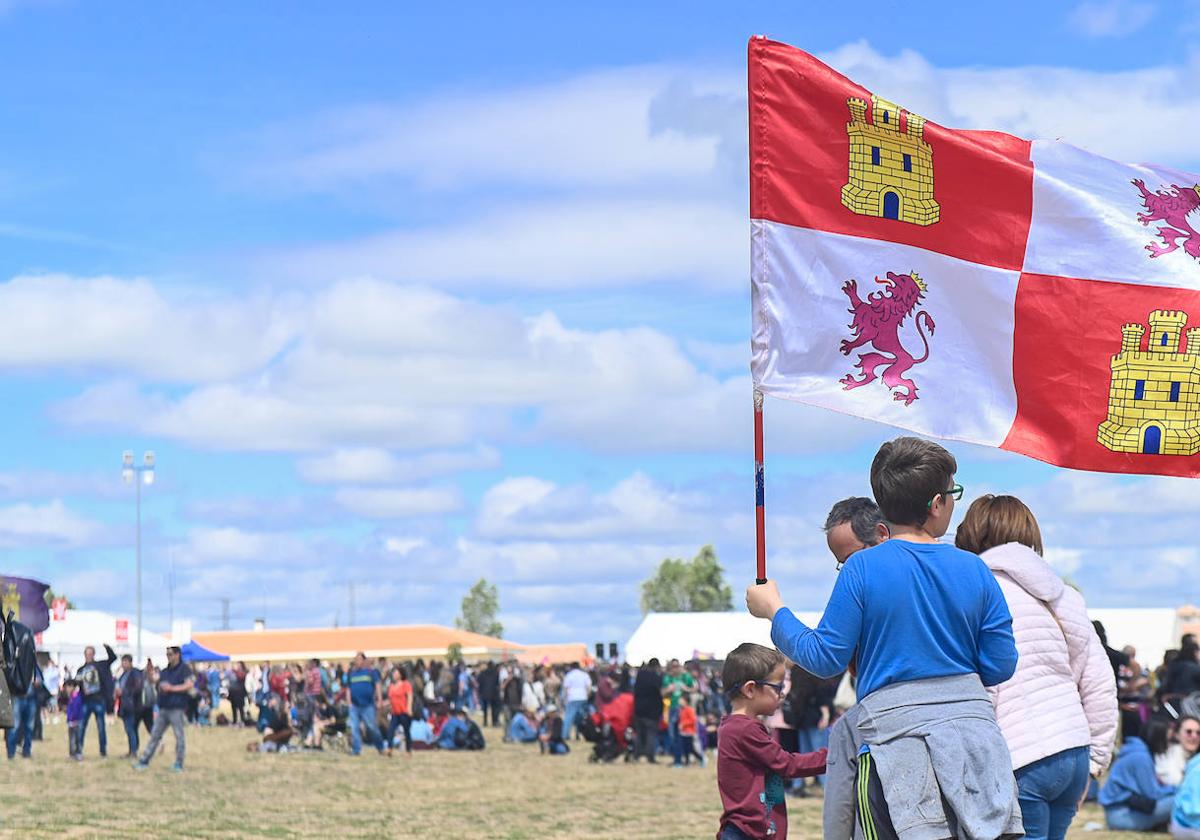 Un niño porta una bandera de Castilla y León en la celebración de Villalar, este año.