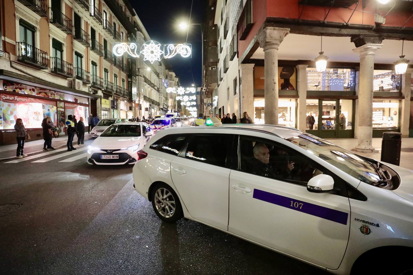 La cabalgata de taxis para los abuelos de Valladolid