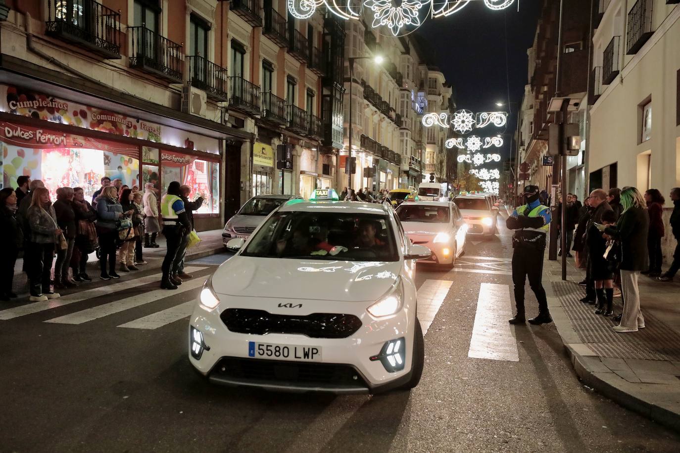 La cabalgata de taxis para los abuelos de Valladolid