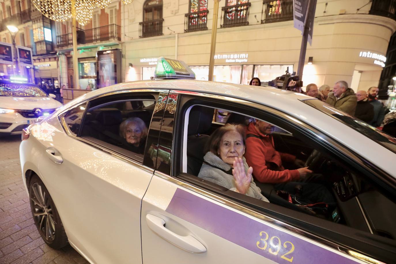 La cabalgata de taxis para los abuelos de Valladolid