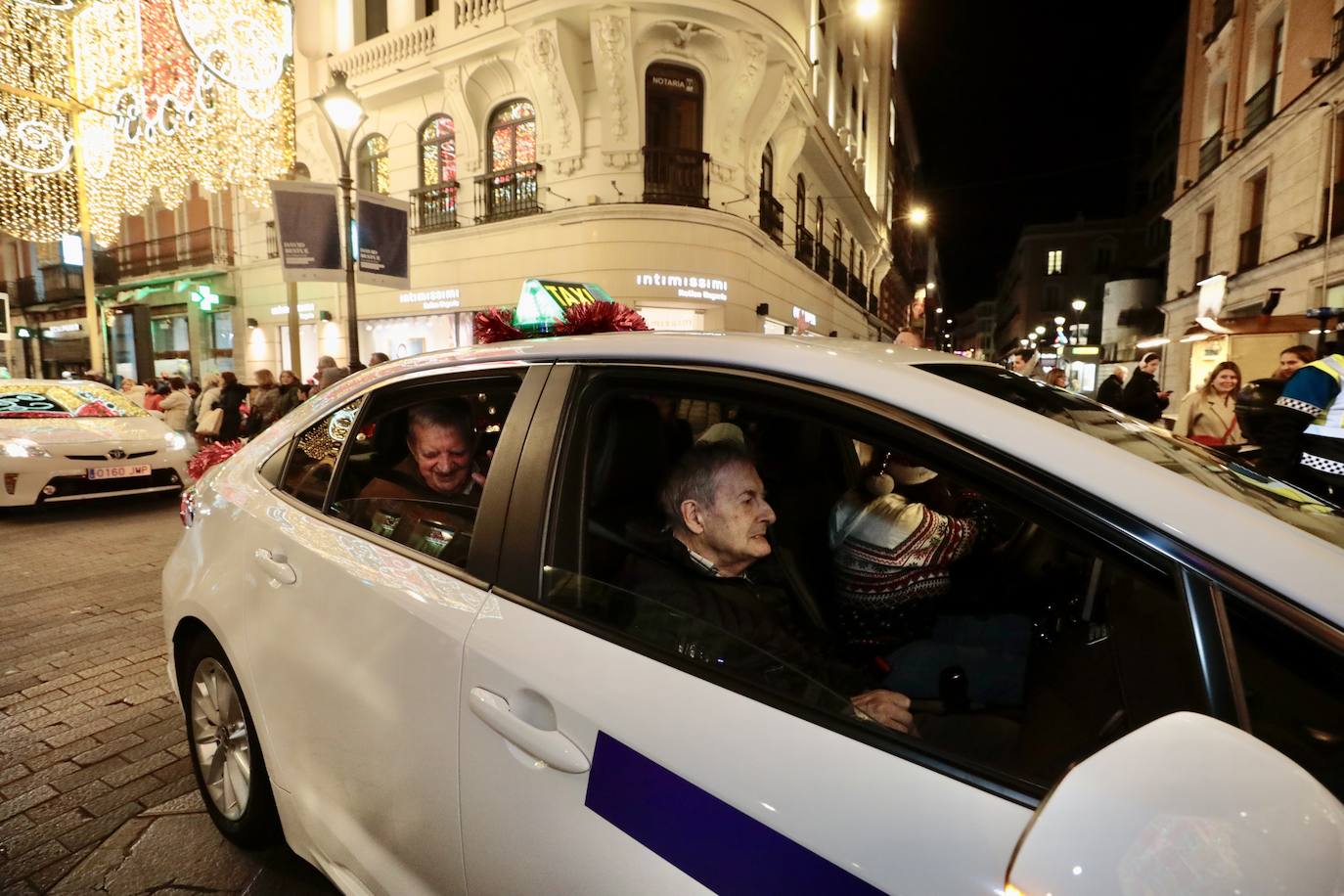 La cabalgata de taxis para los abuelos de Valladolid