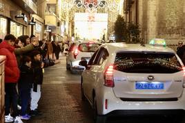 La cabalgata de taxis para los abuelos de Valladolid