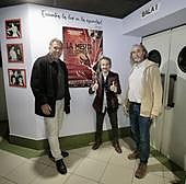 Norbert Llaràs, Jordi Riera y Arturo Dueñas, junto al cartel de la película en los cines Casablanca.