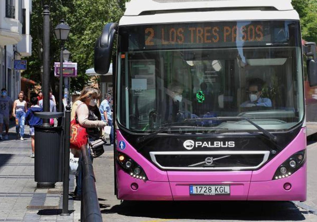 Usuarios del bus urbano de Palencia, en una imagen de archivo.