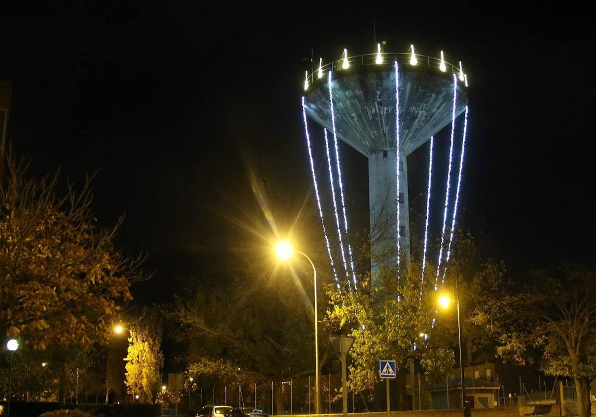 El pirulí de Nueva Segovia, con iluminación de Navidad.