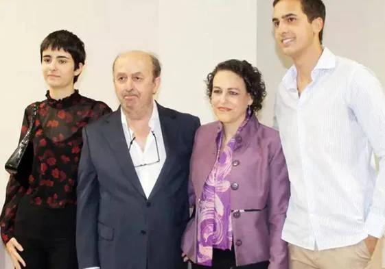 Lorenzo Díaz con su pareja Magdalena Valerio y sus hijos Berta y Lorenzo.