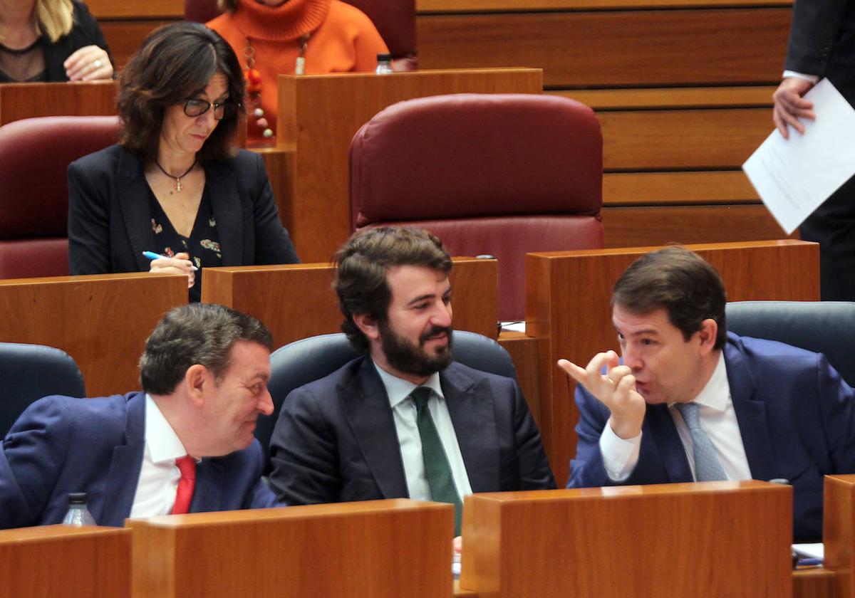 Mañueco, García Gallardo y González Gago, durante el Pleno, antes de las votaciones.