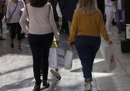 Imagen de archivo de dos mujeres paseando.