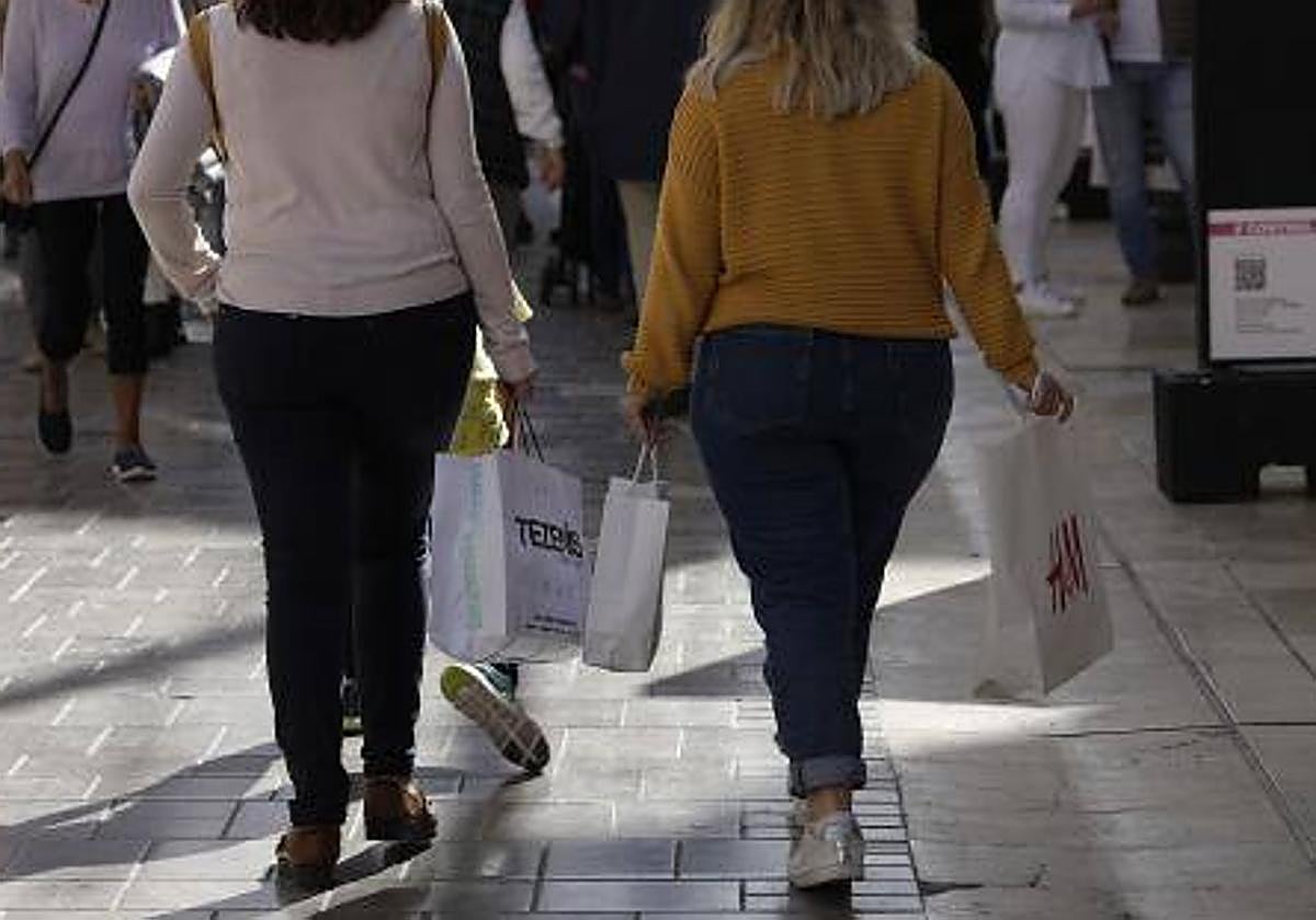 Imagen de archivo de dos mujeres paseando.