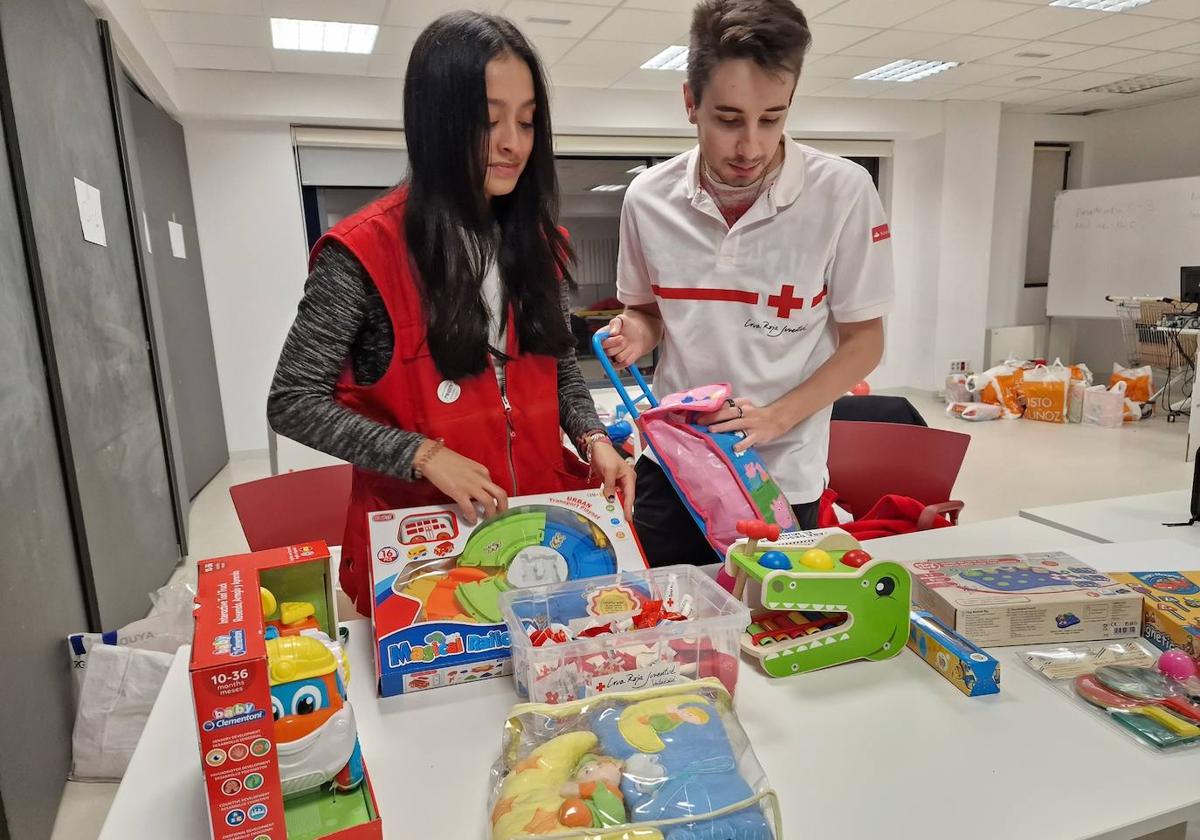 Voluntarios de Cruz Roja Juventud, con juguetes que se entregarán a niños en situación de vulnerabilidad.