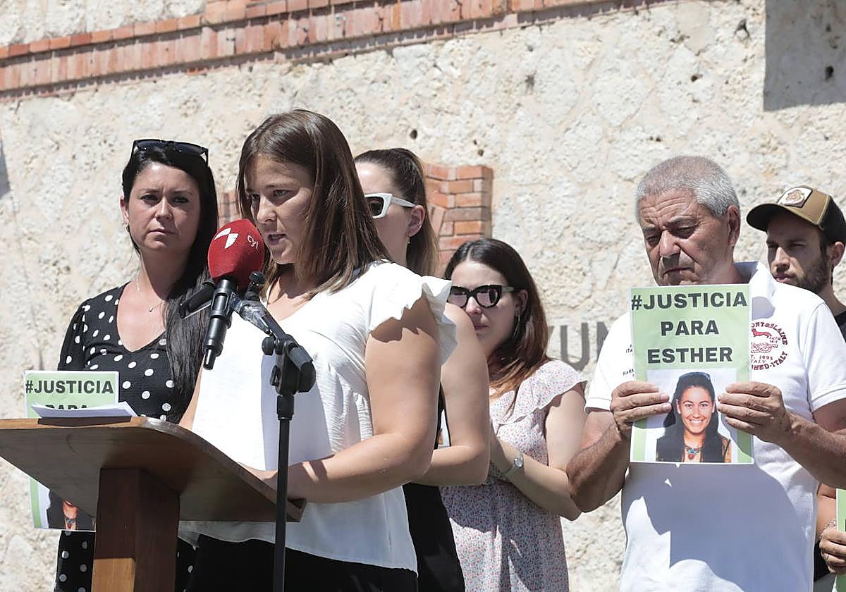 Familiares y amigos de Esther, durante una de las concentraciones para pedir justicia.