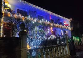 Una vivienda decorada con iluminación navideña en Cuéllar.