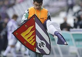 Un empleado, con el escudo de la mascota Pepe Zorrillo en 2010.